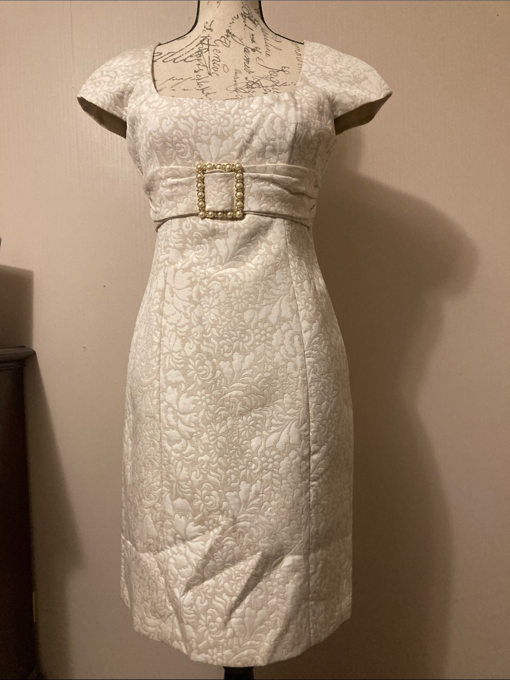 Jessica Howard Ivory Jacquard Cap-Sleeve Sheath Dress with Gold Buckle